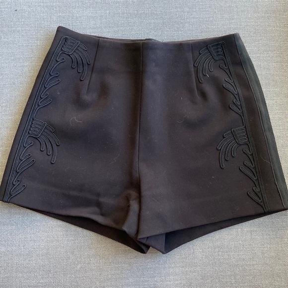 Black H&M shorts with details on sides in size 4. - Picture 1 of 4